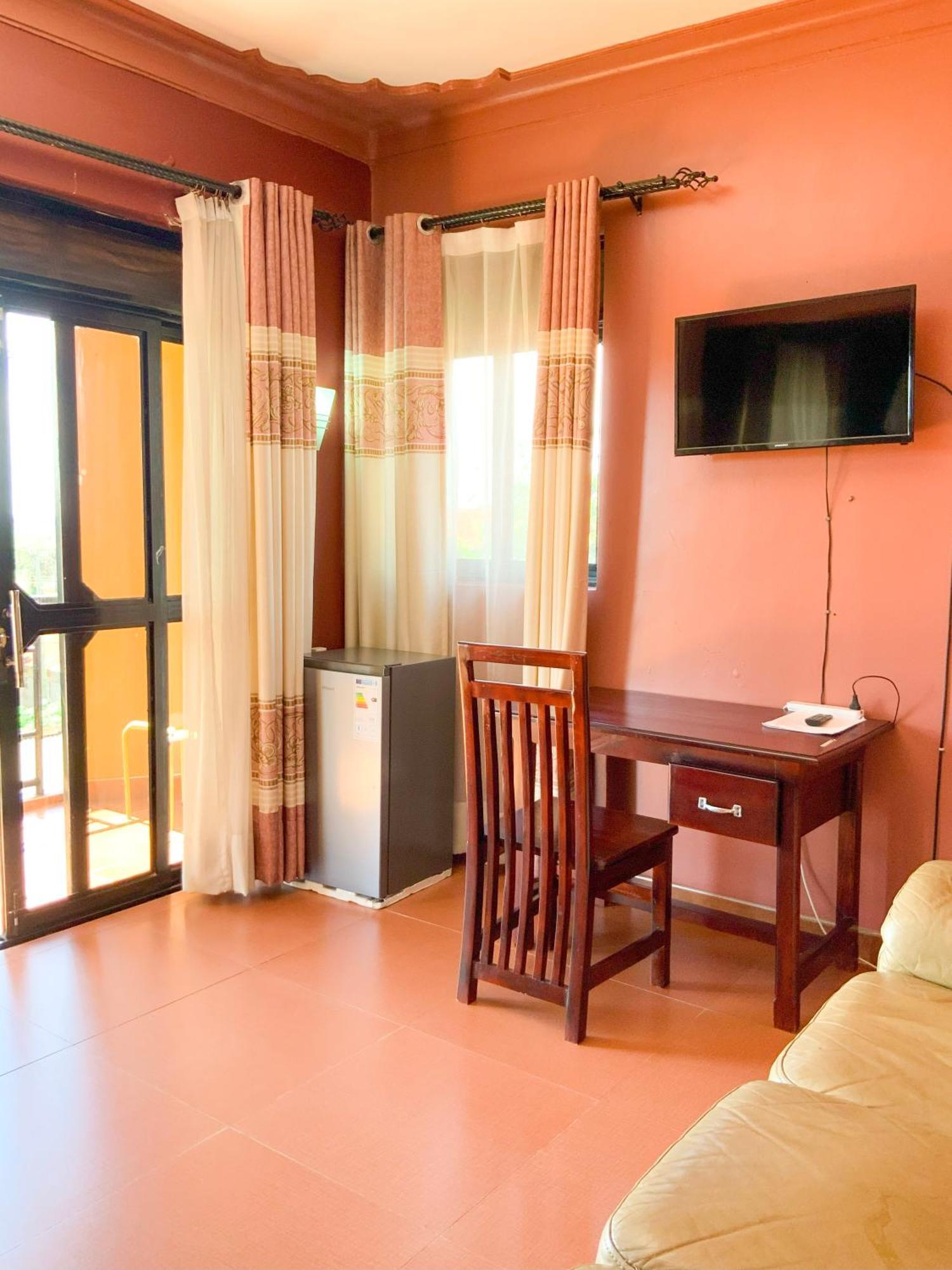 Hendo Hotel Entebbe Esterno foto