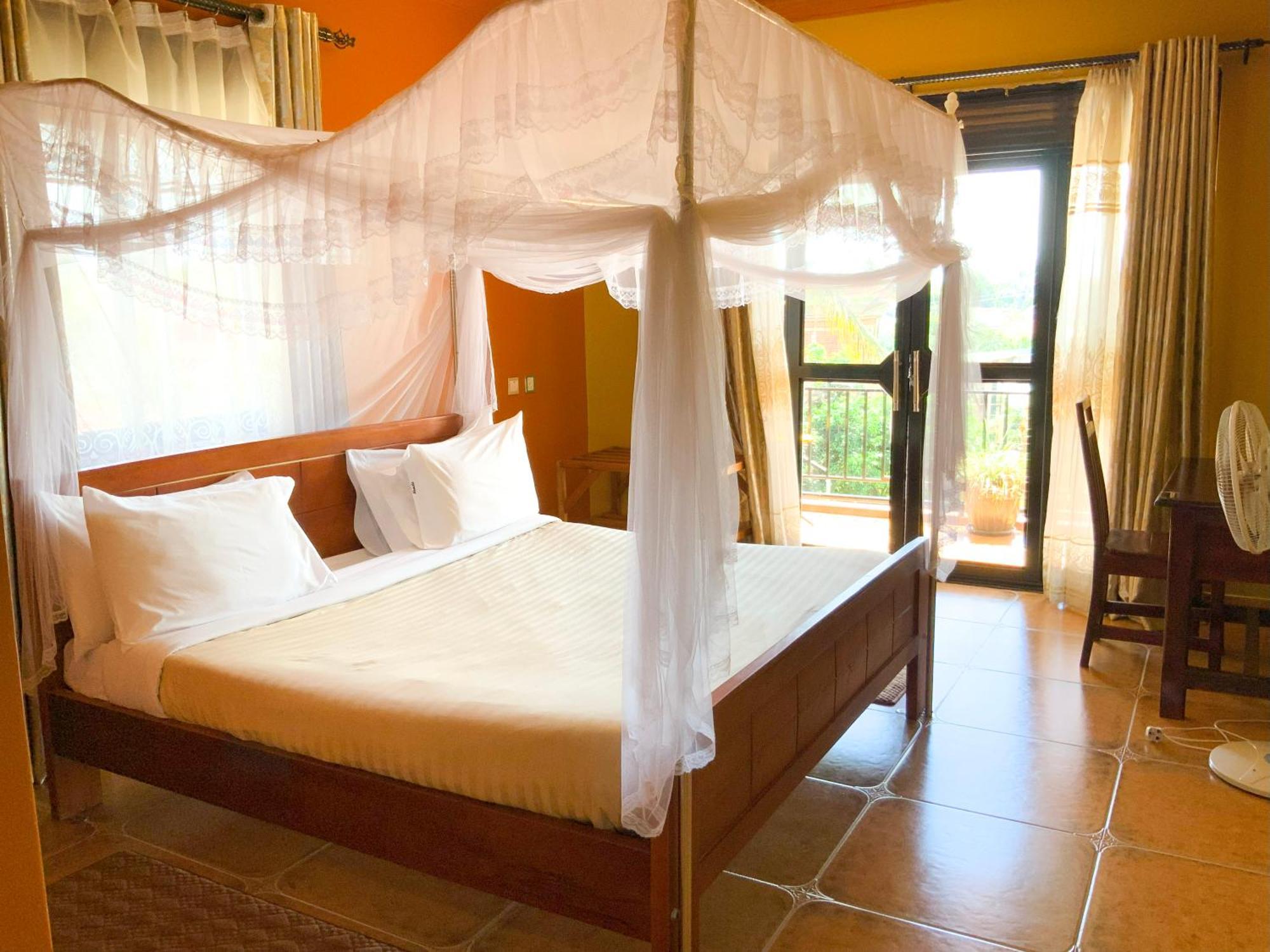 Hendo Hotel Entebbe Esterno foto