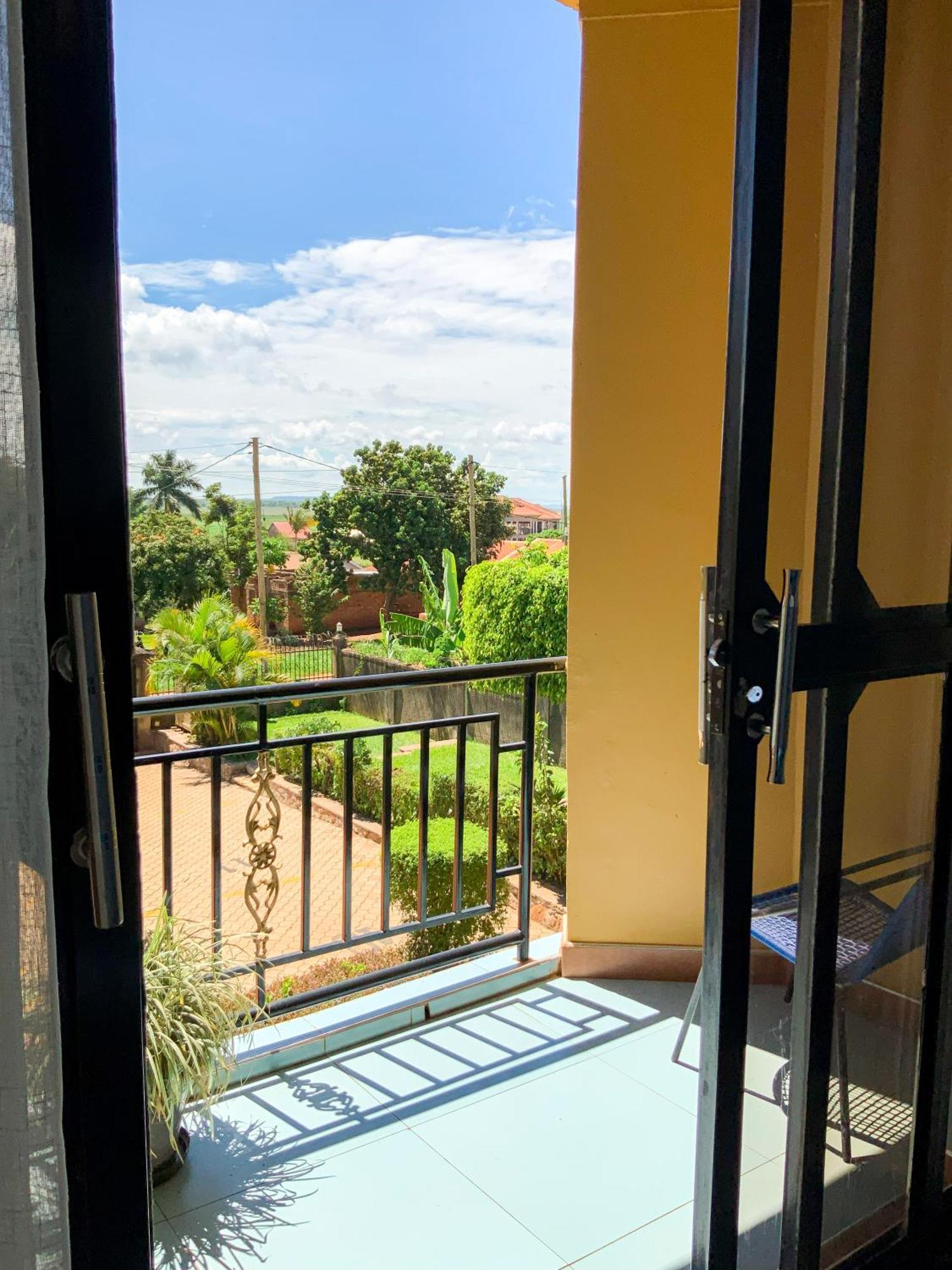 Hendo Hotel Entebbe Esterno foto