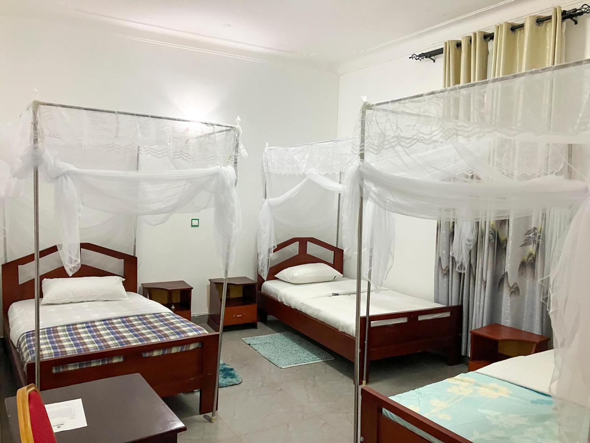 Hendo Hotel Entebbe Esterno foto