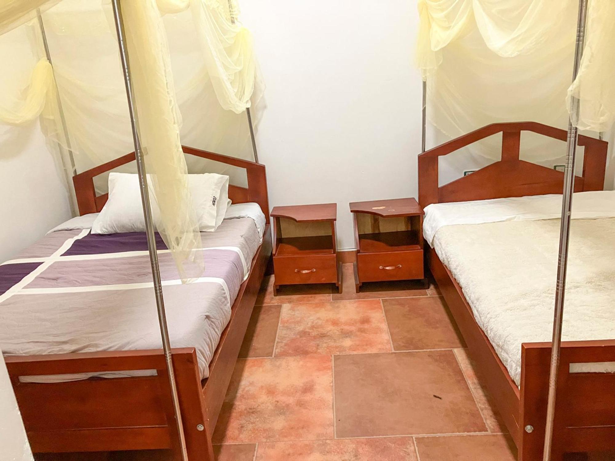 Hendo Hotel Entebbe Esterno foto