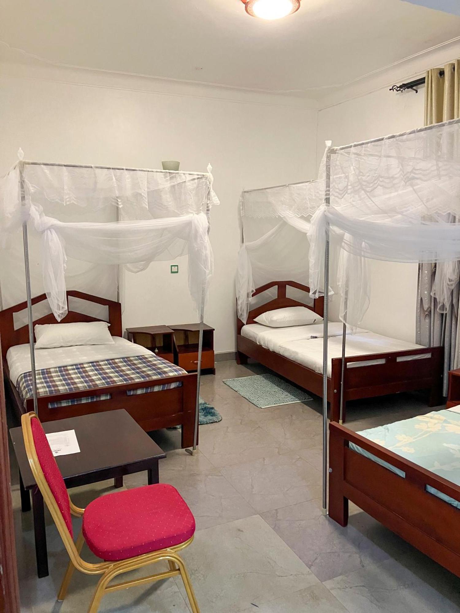Hendo Hotel Entebbe Esterno foto