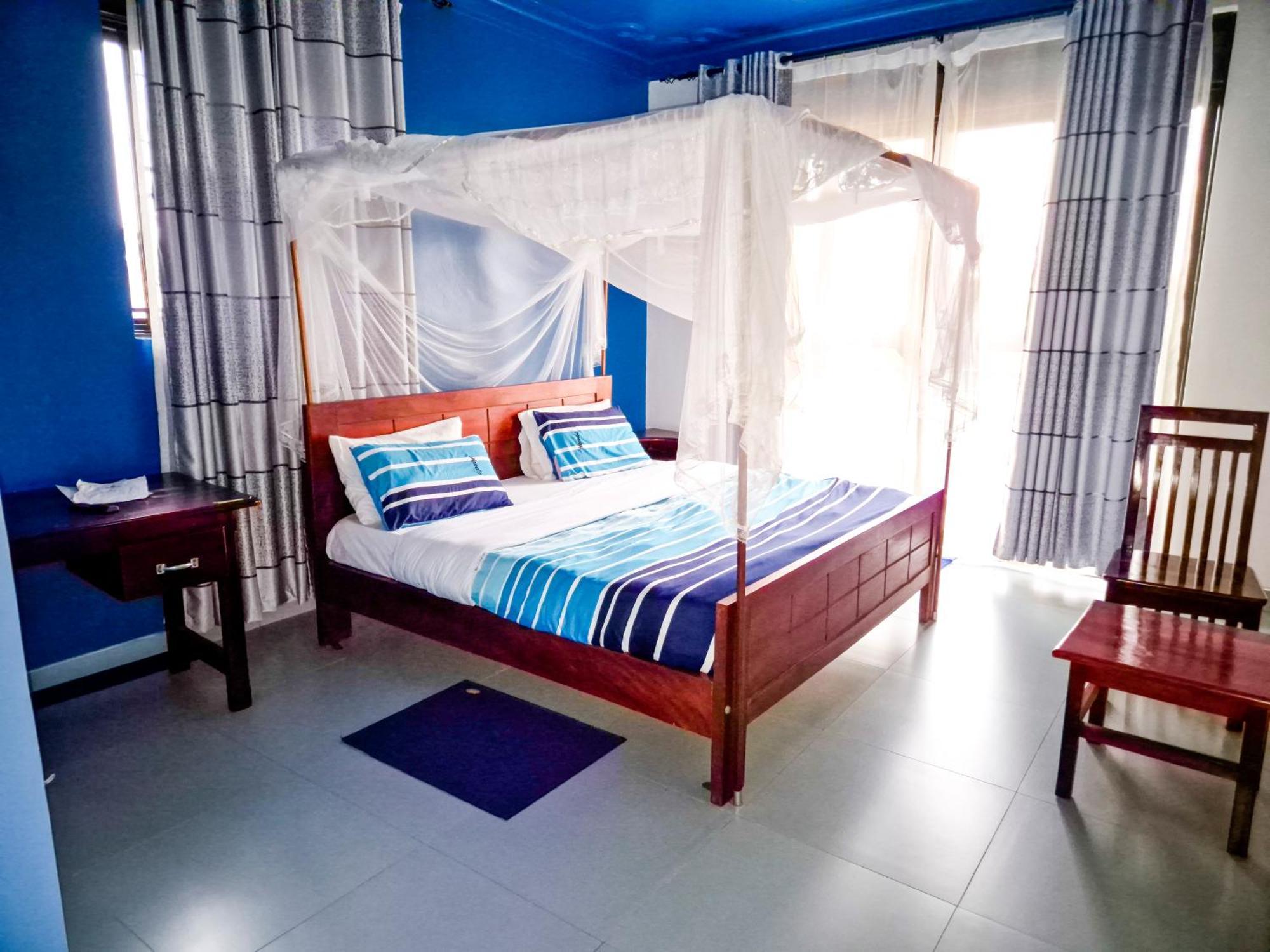 Hendo Hotel Entebbe Esterno foto