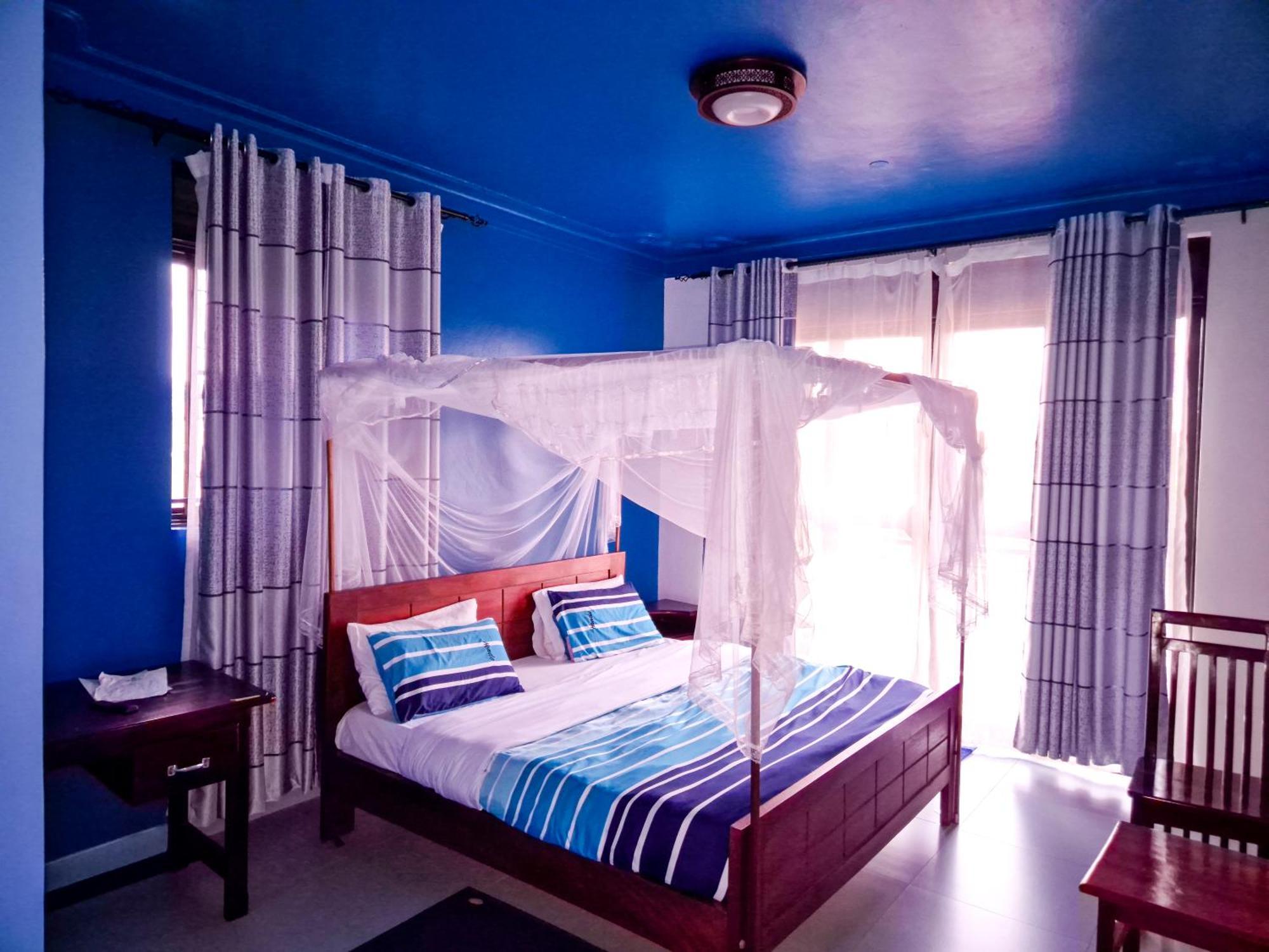 Hendo Hotel Entebbe Esterno foto